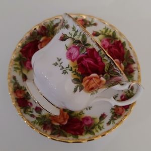 Beautiful Classic Vintage Royal Albert Old Country Roses Teacup and Saucer